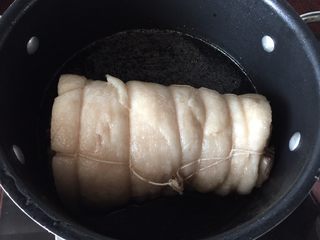 20、日式叉烧拉面配溏心蛋,将酱汁搅拌均匀后放入叉烧一起煮10分钟，中间要翻面