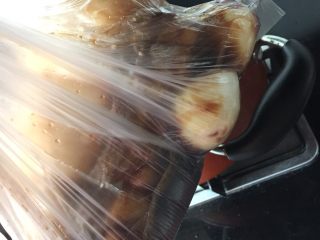 21、日式叉烧拉面配溏心蛋,关火待其冷却后放入保鲜袋里浸泡，然后放入冰箱冷藏一天