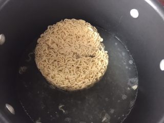 23、日式叉烧拉面配溏心蛋,倒入碗里剩余的高汤煮面（一大锅汤最终就剩这点高汤，所以汤是特别珍贵的哦）