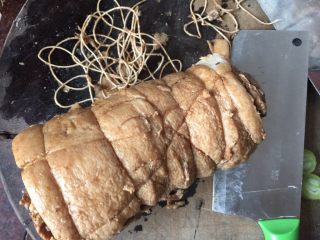 25、日式叉烧拉面配溏心蛋,取出浸泡好的叉烧肉，解开棉线