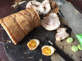 26、日式叉烧拉面配溏心蛋,叉烧肉切片，溏心蛋切半，京葱切小段