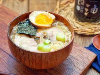 28、日式叉烧拉面配溏心蛋,装碗