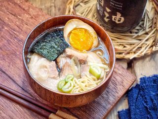 33、日式叉烧拉面配溏心蛋,鲜香