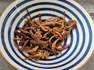 3、干锅茶树菇,去掉根部切断备用