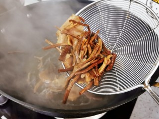 5、干锅茶树菇,开水里焯水1分钟，捞出后控干水分