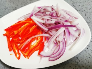 6、干锅茶树菇,洋葱辣椒切丝备用