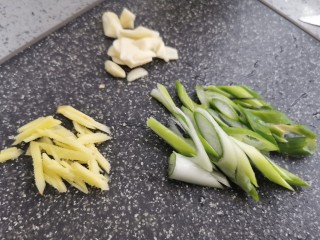 7、干锅茶树菇,葱姜蒜备用