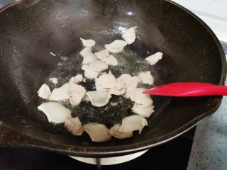 10、干锅茶树菇,翻炒至变色