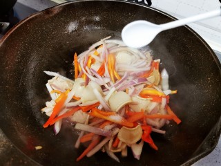 13、干锅茶树菇,加入盐