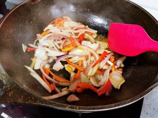 16、干锅茶树菇,翻炒均匀