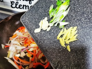 17、干锅茶树菇,放入葱姜蒜