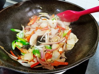 18、干锅茶树菇,快速翻炒均匀