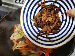 19、干锅茶树菇,放入茶树菇