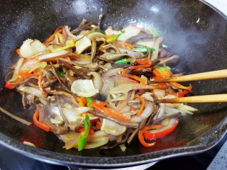 20、干锅茶树菇,快速翻炒均匀即可出锅