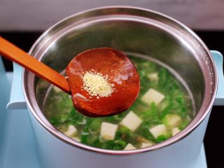 12、虾皮翡翠白玉羹,加入鸡精调味。