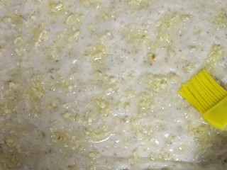 7、混合香草佛卡夏,用刷子均匀刷上蒜末橄榄油