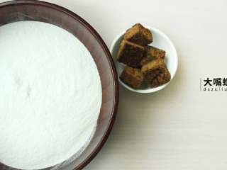 2、Q萌红糖冰皮月,将200g的冰皮月饼粉取出倒入碗中