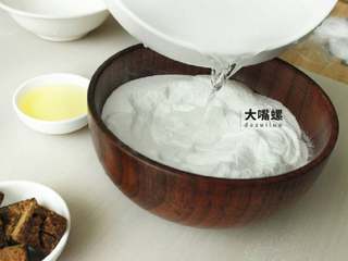 3、Q萌红糖冰皮月,倒入80g温开水，冷水达不到让粉末成型的效果（温水和冰皮月饼粉的比例是1:2.5）