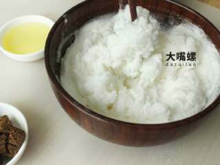 4、Q萌红糖冰皮月,用筷子搅拌一下