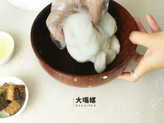 5、Q萌红糖冰皮月,搅拌均匀后用手匀速的像和面一样捏紧实，此时洪荒之力不出更待何时