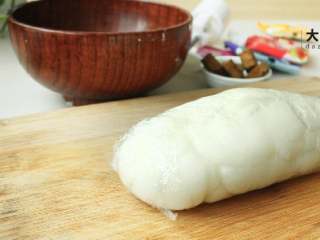 6、Q萌红糖冰皮月,和好的冰皮套上保鲜膜，放置一旁待用