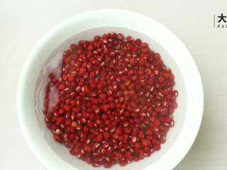 7、Q萌红糖冰皮月,接下来要做的是冰皮月饼里的馅，这次选用的是自制红豆沙馅，先将红豆放入清水中，泡1个晚上