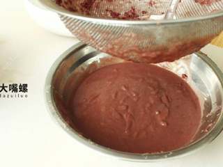 10、Q萌红糖冰皮月,将软烂的红豆用勺子压碎，加入适量水，用滤网将纯正的红豆原汁过滤到碗中，这样还能将多余的红豆皮一同过滤出去，最后制成的红豆沙的口感就会更加的柔顺哦