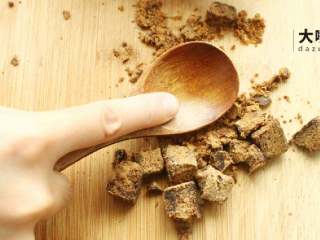 11、Q萌红糖冰皮月,又见土方子三只咸鱼红糖，这次小编用的是纯正原味红糖，压碎即可