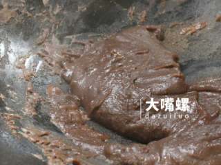 14、Q萌红糖冰皮月,中小火慢慢的煮，煮的过程中需要一直的翻动，以免受热不均匀导致红豆沙有些许糊味，炒至红豆沙能逐渐成型后即可盛出