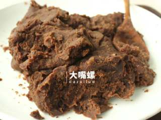 15、Q萌红糖冰皮月,待冷却后红豆沙就算完成了，做好的红豆沙用不完还可以放入冰箱中，非常容易保存