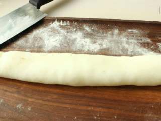 16、Q萌红糖冰皮月,取出先前准备好的冰皮，揉成长条状，撒上一些熟糕粉以免粘手，准备进入任人宰割状态