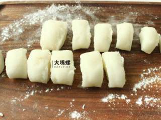 17、Q萌红糖冰皮月,用刀将冰皮切分成11个大小等同的冰皮块（切的时候眼神不是很好，一脸幽怨）