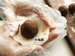 19、Q萌红糖冰皮月,擀开一个冰皮包入馅