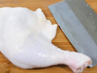 1、蜜制照烧鸡腿饭,大鸡腿一个，用刀把肉拍松散一些，方便脱骨。
