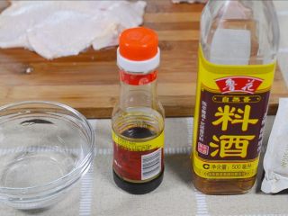 4、蜜制照烧鸡腿饭,调腌肉料，我用的两勺料酒，两勺酱油，适量红糖。
