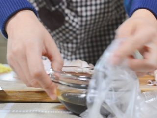 6、蜜制照烧鸡腿饭,将腌肉汁和姜末一起放入保鲜袋。