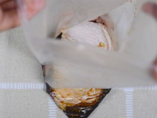 8、蜜制照烧鸡腿饭,将鸡腿肉一起放入保鲜袋