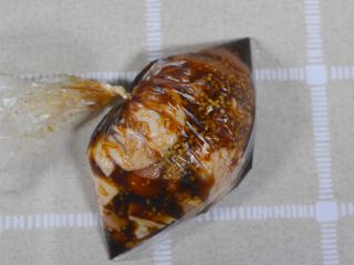 9、蜜制照烧鸡腿饭,包好后，放入冰箱冷藏30分钟，让鸡肉入味。