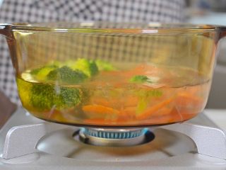 10、蜜制照烧鸡腿饭,腌肉的同时，将蔬菜煮熟，或者过油炒熟。