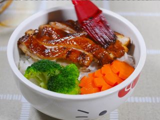 15、蜜制照烧鸡腿饭,在肉皮上刷上一层酱汁