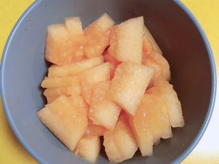 2、蜜瓜蔬果披萨,哈密瓜去皮切片儿待用。