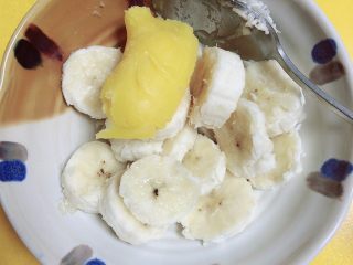 4、蜜瓜蔬果披萨,香蕉片中加入奶黄馅。