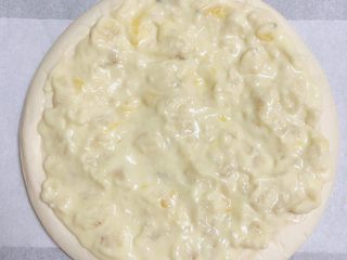 7、蜜瓜蔬果披萨,将香蕉泥均匀的抹在披萨饼底上。