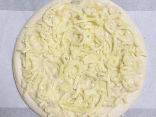 8、蜜瓜蔬果披萨,撒上一层芝士碎。