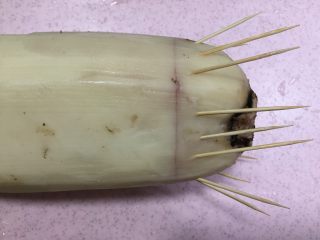 9、紫米糖藕,用牙签固定于莲藕缝隙。