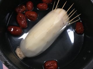 10、紫米糖藕,莲藕、红枣和适量水放入高压锅中。