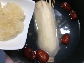 12、紫米糖藕,放入冰糖。