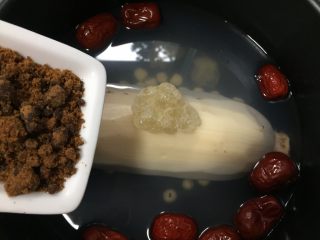 13、紫米糖藕,加入红糖。