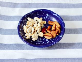 4、核桃红枣露,把浸泡好的核桃去除外皮掰碎，红枣去核用刀切小薄片。