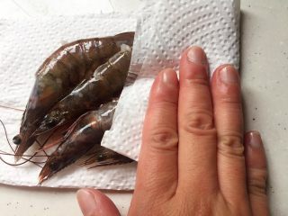 4、泰式甜辣虾,洗净后，用厨房纸巾吸去水分